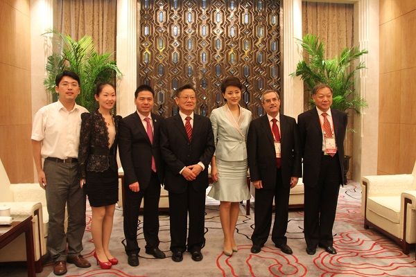 蔣錫培（左三）與第八任秘書長(zhǎng)沙祖康（中）、陽(yáng)光媒體集團(tuán)主席、董事長(zhǎng)楊瀾（右三）合影